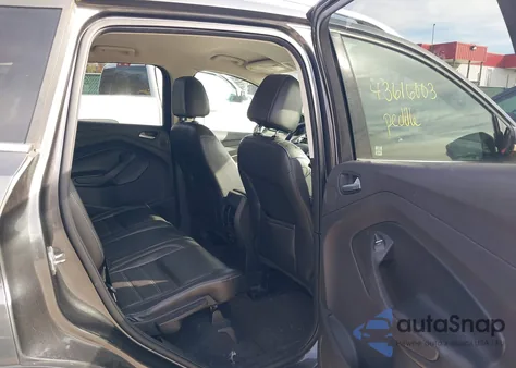 2017 Ford Escape Titanium z USA, uszkodzony, nr VIN 1FMCU0JD0HUC44640